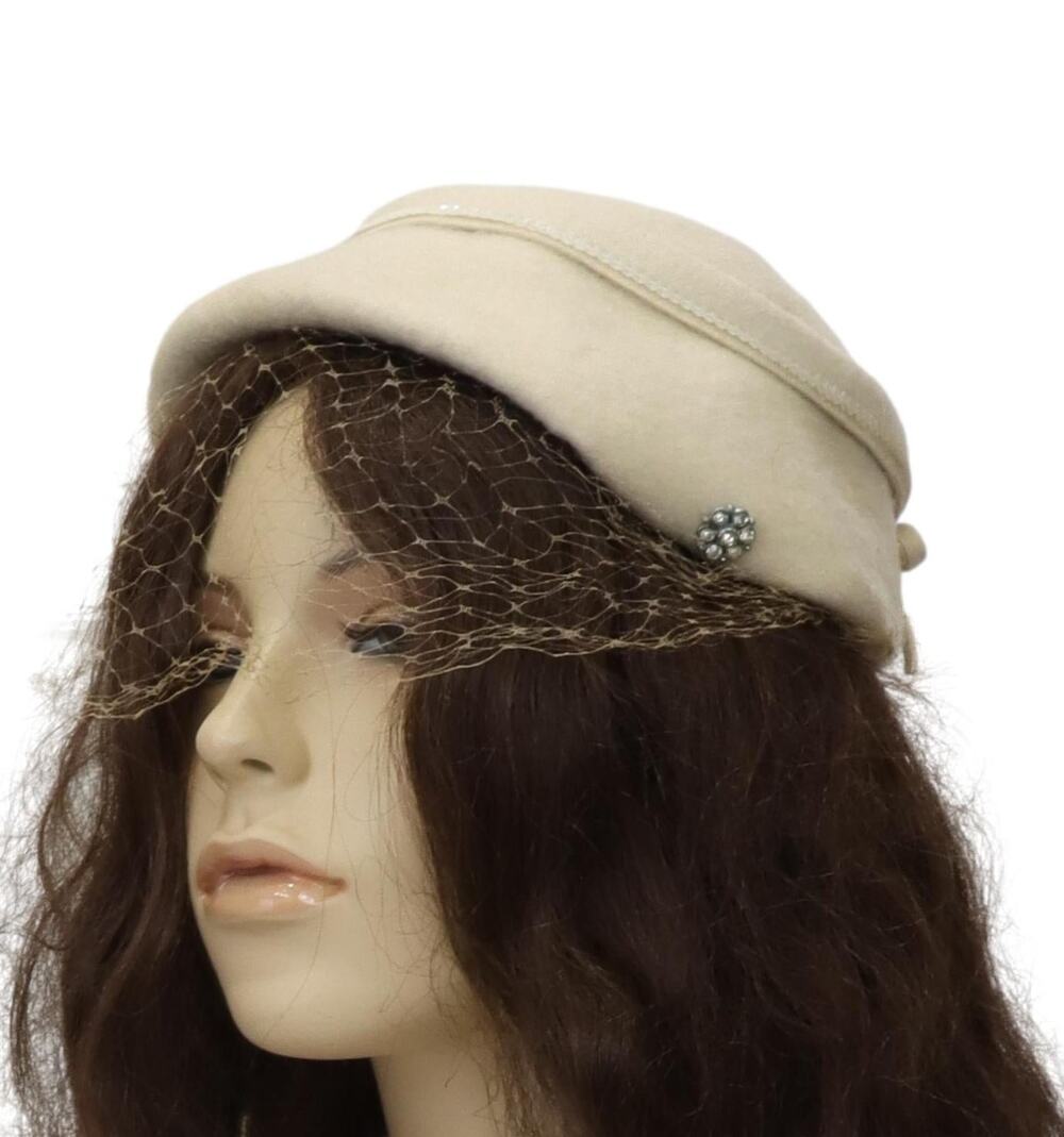 Vintage 1950s Beige Felt Wool Veiled Cloche Hat Rhinestone Trim 7½